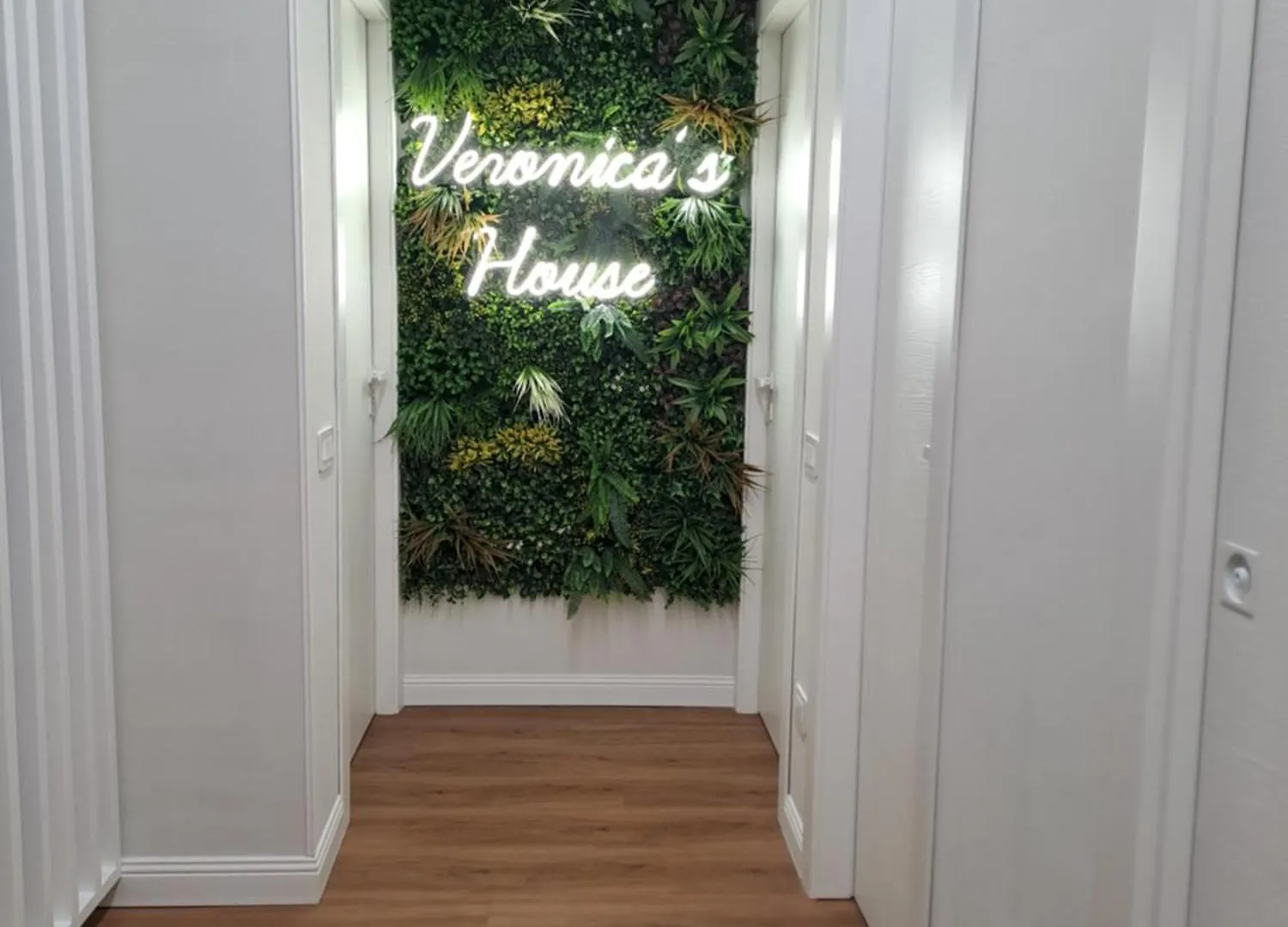Veronica\' S House contacts
